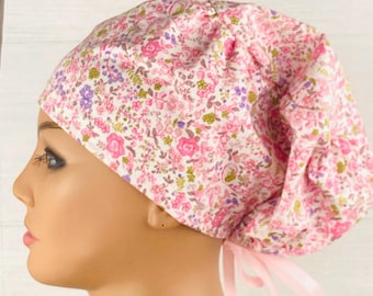 Gorros de quirófano para mujer - Gorro con lazo - Gorros de quirófano - Delicado estampado floral rosa y morado - Gorro de quirófano con botones