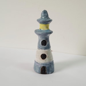 Adorno de faro azul de cerámica esmaltada hecho a mano de 12 cm de alto. Colecciona el conjunto.