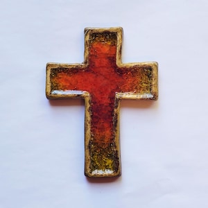 Placa colgante de pared con forma de cruz de cerámica y vidrio, hecha a mano, color rojo y amarillo, ideal como regalo religioso cristiano para bautizo, comunión o cualquier ocasión.
