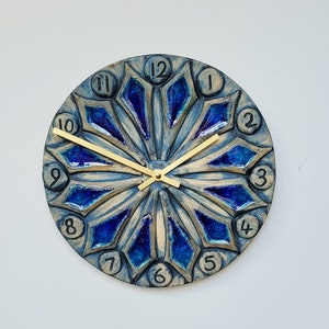 Handgemaakte ronde ronde blauwe natuurkeramische ingelegde wandklok kwarts, diam 24 cm