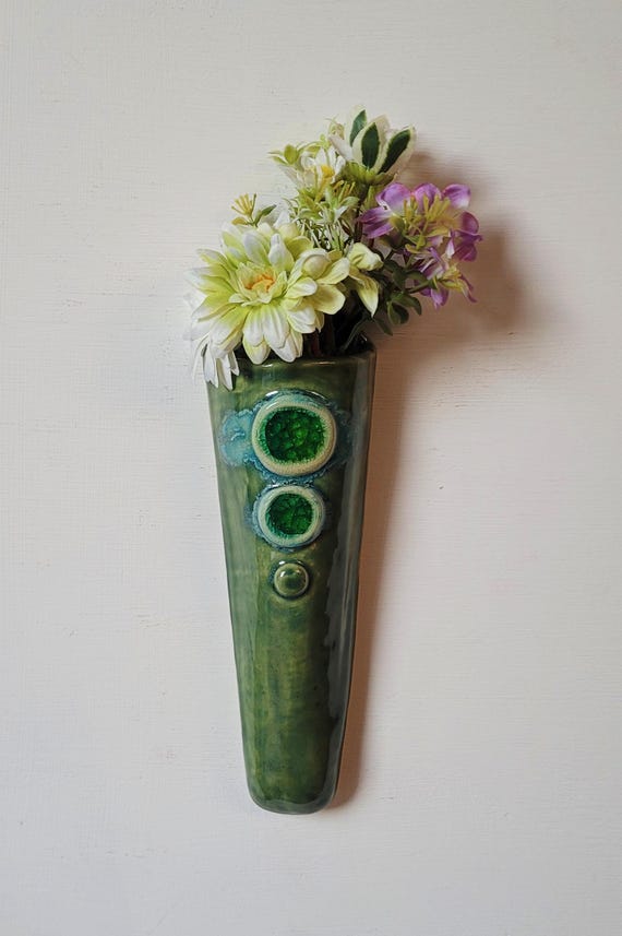 Handgefertigte grüne Keramik- und Glas-Wandvase zum Aufhängen und Überpflanzen für drinnen und draußen