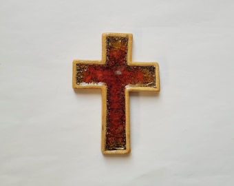 Cruz de cerámica y vidrio roja y amarilla hecha a mano para colgar en la pared. Regalo religioso cristiano para bautizos, comuniones y comuniones.