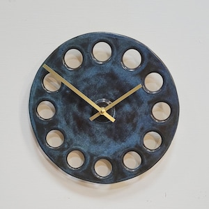 Insolito orologio da parete minimalista in ceramica smaltata blu, fatto a mano, al quarzo, 25 cm, diametro 10&quot;