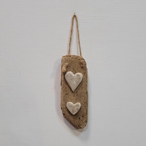 Placa colgante de pared con forma de corazón de cerámica y madera flotante en color crema/blanco roto, estilo shabby chic