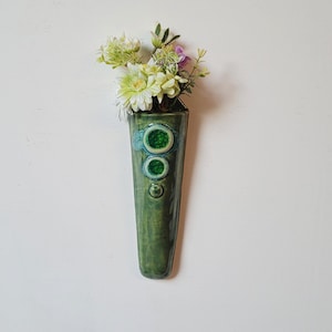 Vaso de parede artesanal em cerâmica verde e vidro para uso interno e externo.