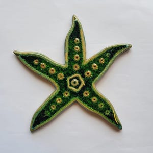 Azulejo de pared para baño con forma de estrella de mar de cerámica hecha a mano e incrustación de vidrio verde.