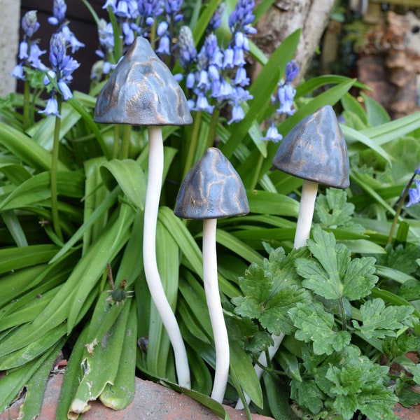 Élégant champignon vénéneux en céramique émaillée métallique sur pied couleur jardin d'hiver ornement d'intérieur fait main résistant au gel