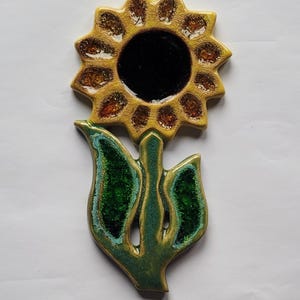 Placa colgante de pared con diseño de girasol amarillo, hecha a mano, decorativa, de gres, cerámica y vidrio.