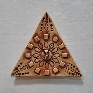 Orologio da parete triangolare in terracotta marrone e ceramica opaca naturale, fatto a mano, movimento al quarzo, 23 cm 9"