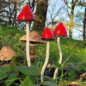 Elegante Antik Rot glasierte Stehende Keramik Pilz Fliegenpilz Winter Garten Farbe Ornament Handgemachte Frostsicher Ideales Muttertagsgeschenk