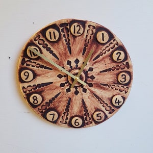 Orologio da parete in ceramica marrone e naturale, fatto a mano, al quarzo, diametro 25 cm, con numeri