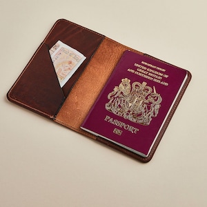 Porta-passaporte de couro com iniciais personalizadas / Porta-passaporte clássico dobrável + bolso para bilhetes / Presente de viagem feito à mão para ele