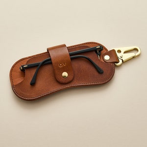 Étui à lunettes en cuir personnalisé avec clip | Étui à lunettes à clip pour homme | Étui à lunettes en cuir fabriqué à la main avec initiales | Cadeau pour papa