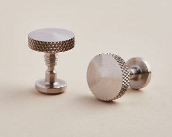 Boutons de manchette moletés à détails cachés personnalisés | Cadeau de mariage pour le marié avec pochette et message personnalisé caché | Détail de la tige du visage embrassant