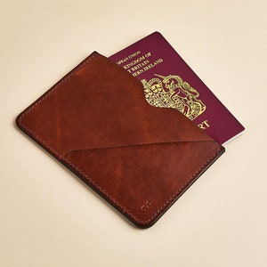Custodia per passaporto in pelle con iniziali personalizzate / Portapassaporto sottile + tasca per biglietti / Regalo da viaggio fatto a mano per lui / Marrone chiaro o blu navy