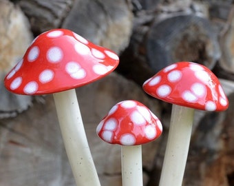 Champignon rouge en céramique à pois. Accessoire de jardin d'art de jardin rouge avec champignon blanc