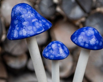 Champignon myrtille en céramique. Shroomyz. Décoration artistique de jardin