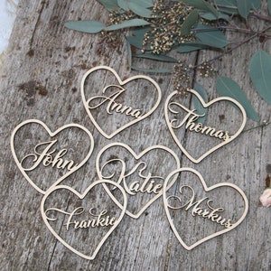 Nomi di luoghi di nozze personalizzati tagliati al laser / Segni di cuore in legno personalizzati / Segnaposto in legno / Biglietti di auguri di nozze / Nomi tagliati al laser / TAG CUORE per matrimoni