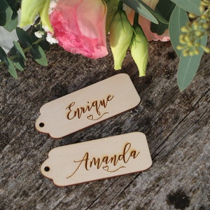 Nombres de mesas de boda cortados con láserTarjetas de lugar de maderaLetreros de mesa de boda, nombres de tarjetas de lugar, tarjeta de lugar de caligrafía moderna, tarjetas de lugar grabadas, etiquetas