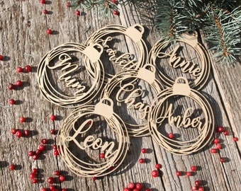 Boules de Noël personnalisées Pendentifs de Noël personnalisés en ornement en bois Prénoms découpés au laser Étiquettes cadeaux de Noël avec prénom en bois Décoration de Noël