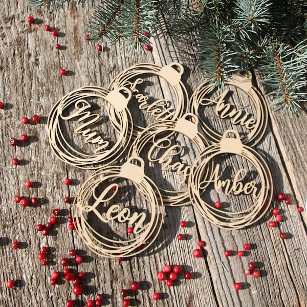 Boules de Noël personnalisées pendentifs de NOËL personnalisés en bois ornement découpé au laser noms étiquettes de cadeau de NOËL avec nom bois décor de Noël