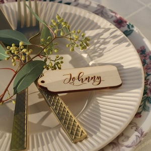 Cartões de lugar de madeira, decoração de mesa de casamento, nomes de cartões de lugar, cartão de caligrafia moderna, decoração de casamento cortada a laser, cartões de lugar gravados, etiqueta de presente