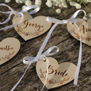 Aangepast gegraveerd houten hart, gepersonaliseerde houten harten, houten hart, hart tags, hart gunsten, bruiloft tafel naam, laser gesneden plaats kaarten