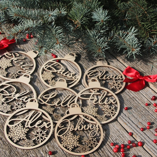 Boules de Noël personnalisées pendentifs de NOËL personnalisés en bois ornement découpé au laser noms étiquettes de cadeau de NOËL avec nom bois décor de Noël