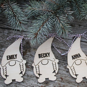 Laser coupé en bois gnome Custom Laser cut dwarfSigns CHRISTMASplace cartes Laser cut wood signs Place setting signs Personalized gift tag
