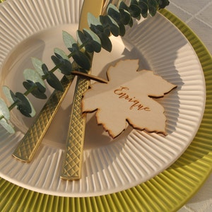 Hojas cortadas con láser y grabadas Tarjetas de lugar de boda de otoño Hojas de arce Tarjetas de lugar Tarjetas de lugar de Acción de Gracias tarjetas de lugar de hoja de arce de madera