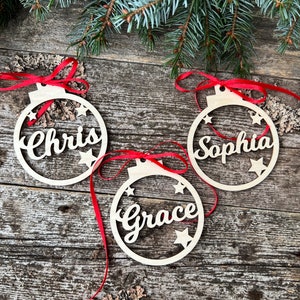 Decorazioni natalizie in legno Palline natalizie Ornamento personalizzato Nomi tagliati al laser Etichette regalo personalizzate con nome Decorazioni natalizie in legno