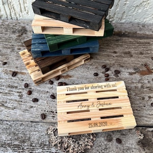 Sous-verre mini-palette en bois Sous-verre de palette Palette en bois personnalisée Palette en bois gravée Marque-places pour mariage Palettes en bois faites main
