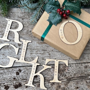 Adornos navideños para medias Etiquetas de madera para medias navideñas con letras Etiquetas personalizadas para medias navideñas Etiquetas para regalos navideños Etiquetas navideñas
