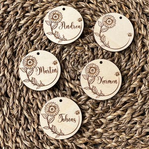 Étiquettes rondes TOURNESOL gravées sur mesure, étiquettes en bois personnalisées, tournesol en bois, étiquette coeur, cadeaux de coeur, nom de table de mariage, marque-places découpés au laser
