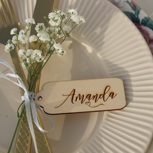 Nombres de mesa de boda cortados con láserTarjetas de lugar de maderaSeñales de mesa de boda, nombres de tarjetas de lugar, tarjeta de lugar de caligrafía moderna, tarjetas de lugar grabadas, etiquetas
