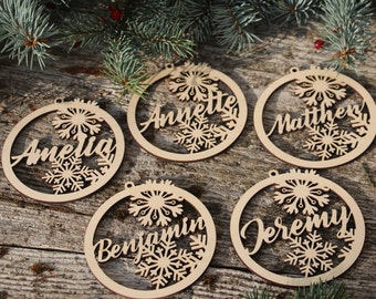 Décor en bois de NOËL Boules de Noël ornement personnalisé noms découpés au laser Étiquettes cadeaux personnalisées de NOËL avec nom décor de Noël en bois