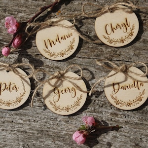 Op maat gegraveerde ronde tags, gepersonaliseerde houten tags, houten hart, harttags, hartgunsten, naam bruiloftstafel, lasergesneden plaatskaarten