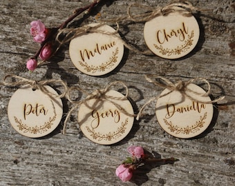 Etiquetas redondas grabadas personalizadas, etiquetas de madera personalizadas, corazón de madera, etiquetas de corazón, obsequios de corazón, nombre de la mesa de boda, tarjetas de lugar cortadas con láser