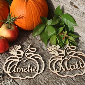 Decorazioni per la tavola del Ringraziamento Idee per le decorazioni del Ringraziamento Segnaposti per il Ringraziamento Segnaposti con zucca Impostazioni della tavola del Ringraziamento