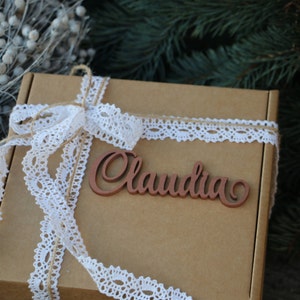 Etichetta regalo personalizzata con nome in legno tagliato al laser/etichetta regalo di Natale con nome/etichetta regalo in legno tagliata al laser/etichetta in legno per regali di Natale/decorazioni per feste con calligrafia moderna