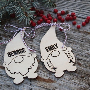 Laser coupé en bois gnome Custom Laser cut dwarfSigns CHRISTMASplace cartes Laser cut wood signs Place setting signs Personalized gift tag