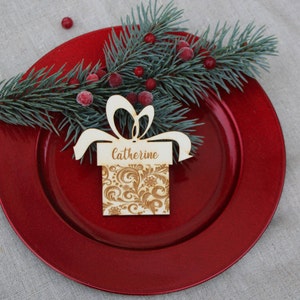 Madera cortada con láser Letrero de nombre de Navidad / Asiento de lugar de regalo / Tarjeta de lugar de Navidad Tarjeta de madera de nombre de Navidad / Decoración de fiesta de caligrafía moderna
