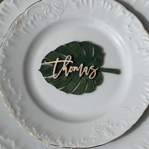 Tarjetas de lugar MONSTERA Nombres de mesas de boda de hojas de madera tropical Asientos de mesa de boda tropical Decoración de boda hawaiana Deje tarjetas de lugar Monstera