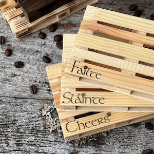 Sous-verre mini-palette en bois Sous-verre de palette Palette en bois personnalisée Palette en bois gravée Marque-places pour mariage Palettes en bois faites main