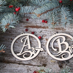Boules d’arbre de Noël, décors d’arbre de Noël, boules initiales personnalisées, boules en bois, boules découpées au laser, étiquettes cadeaux pour Noël, étiquettes cadeaux, étiquette