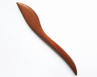 Palillo para el cabello de madera de ciruelo tallado a mano: acabado al aceite natural