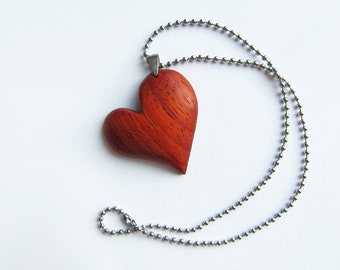 Collier coeur en bois, collier coeur bois, pendentif coeur, cadeau pour elle, coeur d'amour, bois de padouk