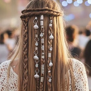 Peut inclure: Une femme avec de longs cheveux bruns clairs coiffés en tresses et ornés de perles décoratives, portant un haut en crochet crème, une jupe à motifs et une ceinture perlée. Elle porte un sac à franges dans une foule lors d'un événement en plein air.