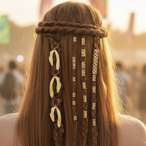 Puede incluir: Una mujer con largo cabello castaño rojizo peinado con trenzas y accesorios dorados. Lleva un vestido blanco con hombros descubiertos y un cinturón dorado. El fondo está borroso, lo que sugiere un evento al aire libre.