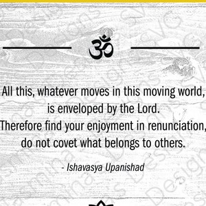 Puede incluir: Imagen en blanco y negro con un fondo de veta de madera. La imagen presenta una cita del Ishavasya Upanishad, una escritura hindú. La cita dice: "Todo esto, lo que se mueve en este mundo en movimiento, está envuelto por el Señor. Por lo tanto, encuentra tu disfrute en la renuncia, no codicies lo que pertenece a los demás." La cita está centrada en la imagen y está rodeada por dos líneas horizontales. La imagen también presenta el símbolo Om y una flor de loto.